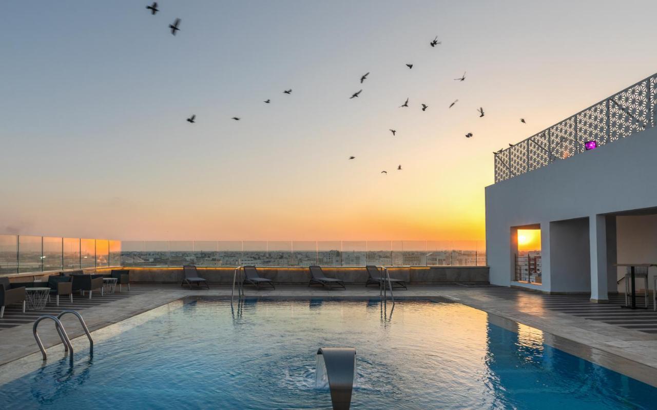 Radisson Hotel Sfax Ngoại thất bức ảnh Rooftop pool at the hotel