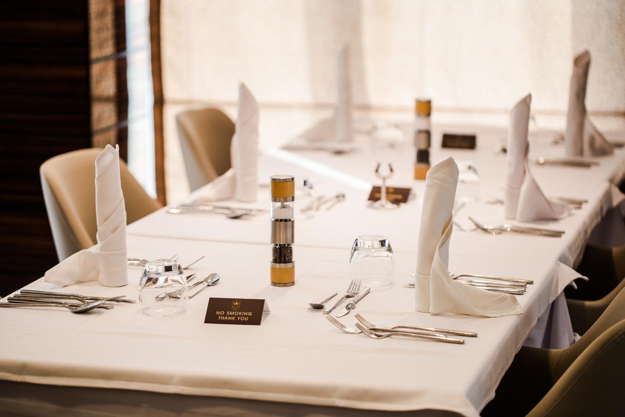 Radisson Hotel Sfax Ngoại thất bức ảnh A table set for a formal meal