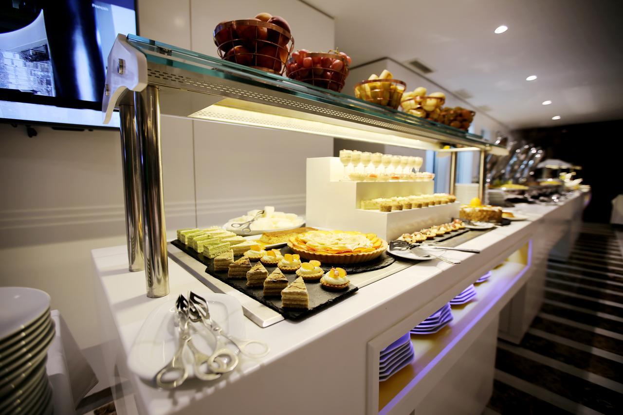 Radisson Hotel Sfax Ngoại thất bức ảnh A buffet at a hotel