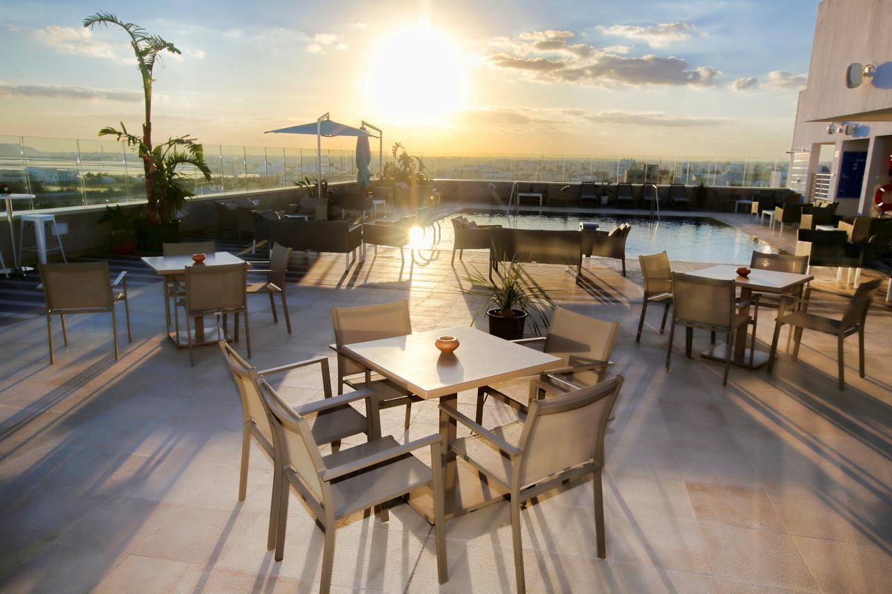 Radisson Hotel Sfax Ngoại thất bức ảnh Rooftop pool at the hotel