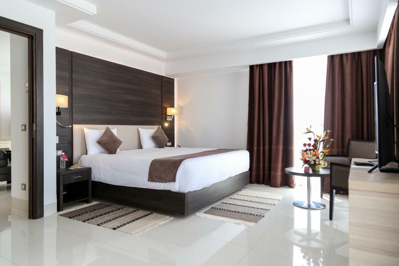 Radisson Hotel Sfax Ngoại thất bức ảnh A bedroom at the hotel