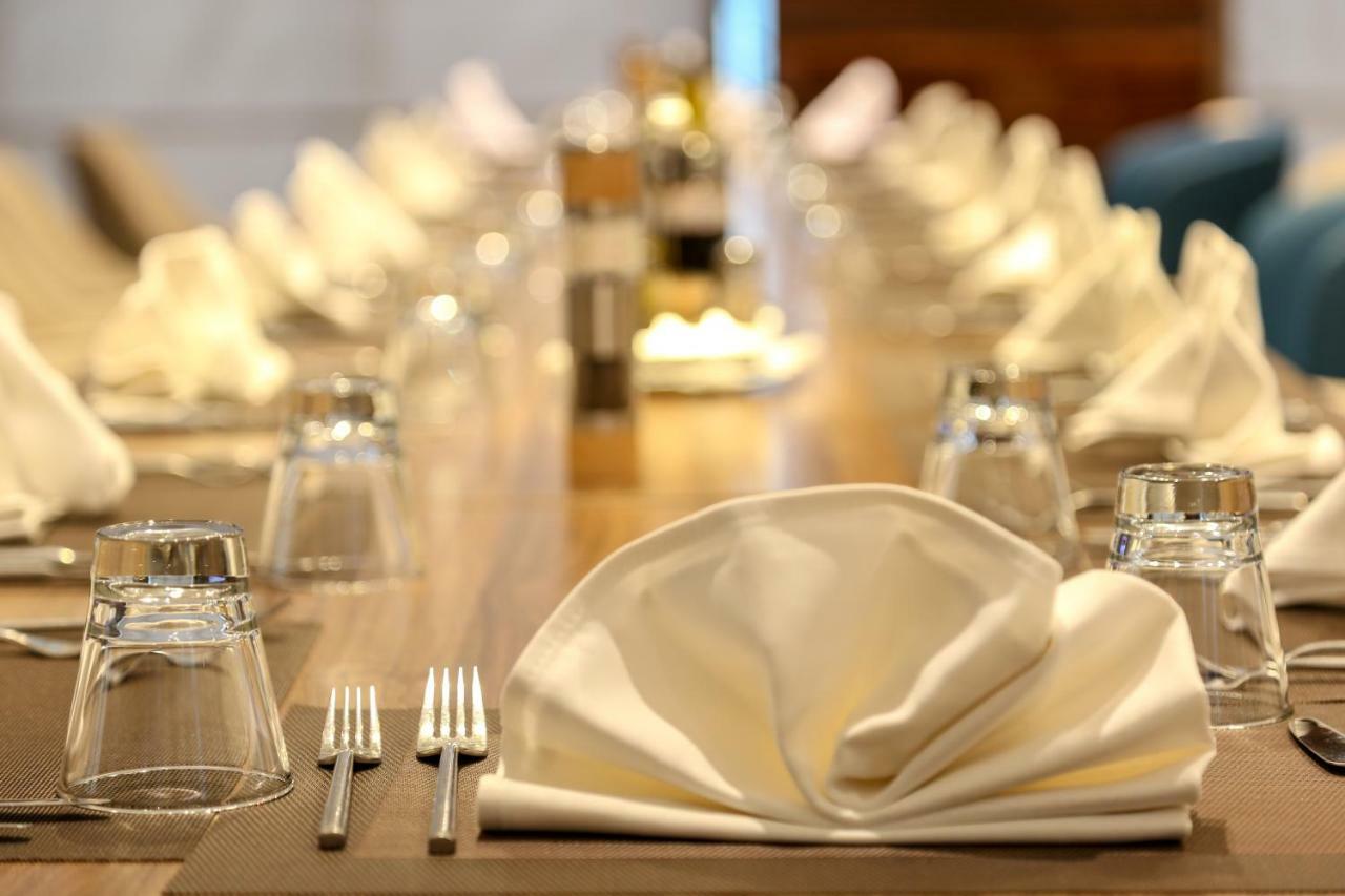 Radisson Hotel Sfax Ngoại thất bức ảnh A table set for fine dining